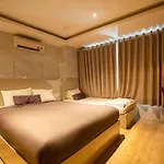 Khách sạn Lá Q10